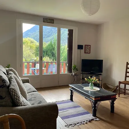 Pretty Mountain View 2-bedroom Pyrenees Lägenhet *