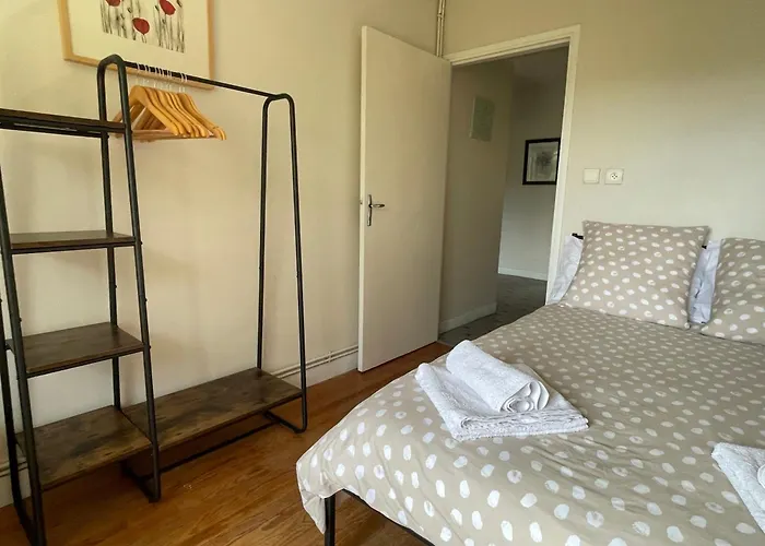 Pretty Mountain View 2-bedroom Pyrenees *