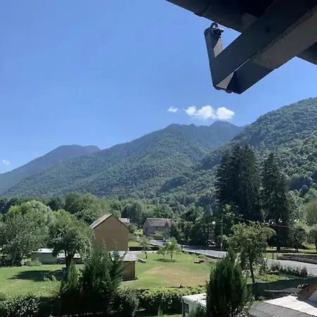 Pretty Mountain View 2-bedroom Pyrenees Daire *