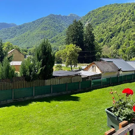 Pretty Mountain View 2-bedroom Pyrenees 아파트