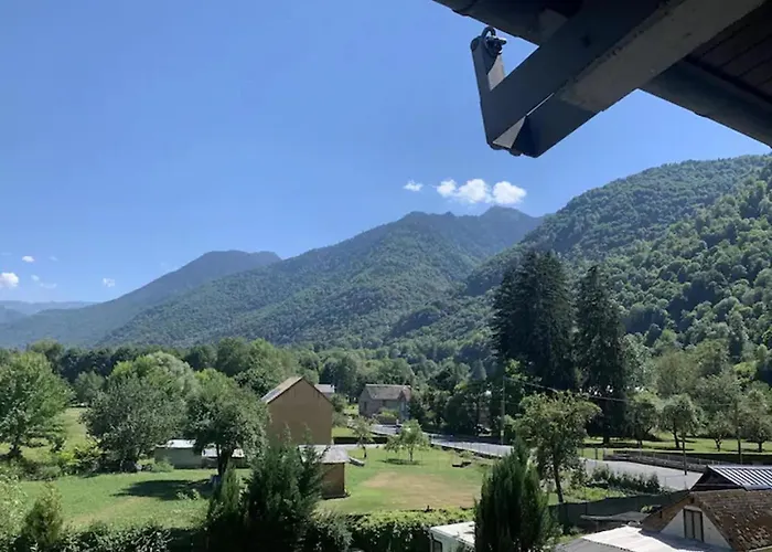 Pretty Mountain View 2-bedroom Pyrenees Apartment *