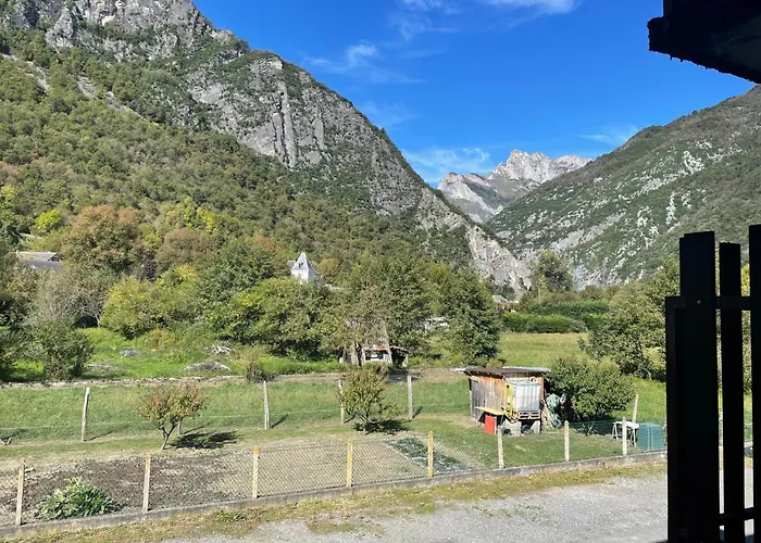 Pretty Mountain View 2-bedroom Pyrenees *