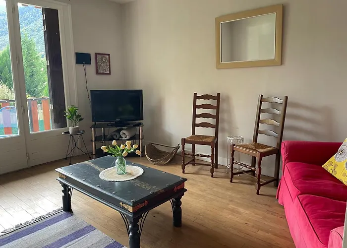 Pretty Mountain View 2-bedroom Pyrenees Apartment *