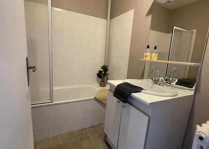 Pretty Mountain View 2-bedroom Pyrenees Apartment